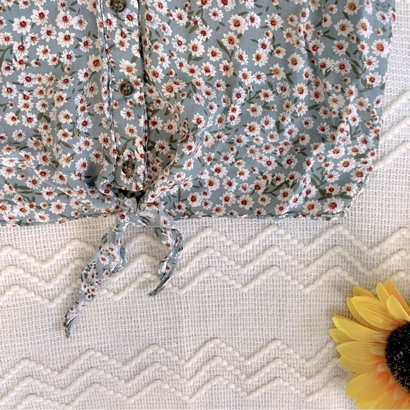 Sky and Sparrow Button Down Collared Blouse - Picture 3 of 6